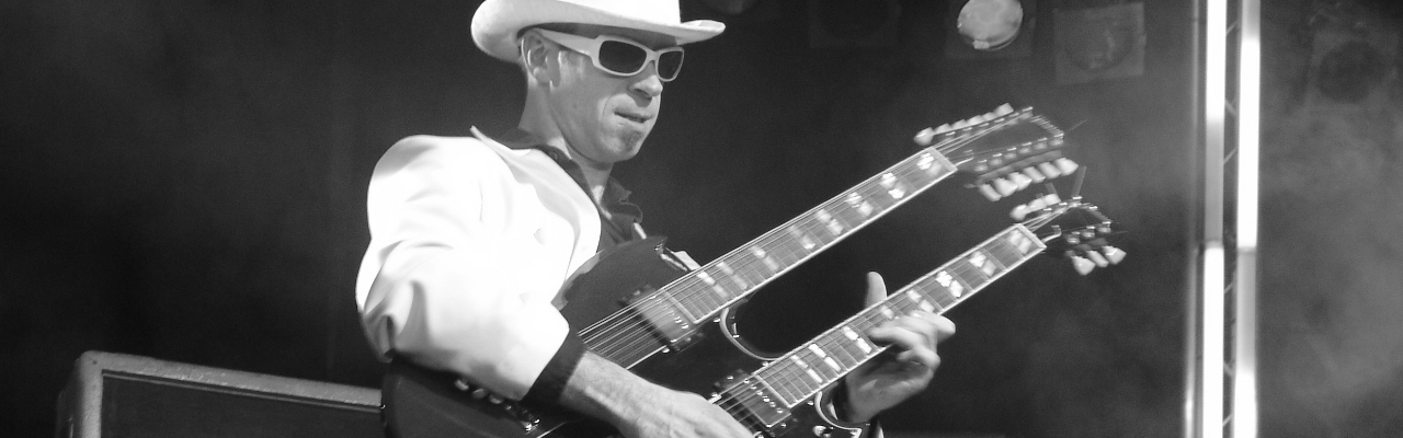 Andreas Vockrodt mit seiner E-Gitarre