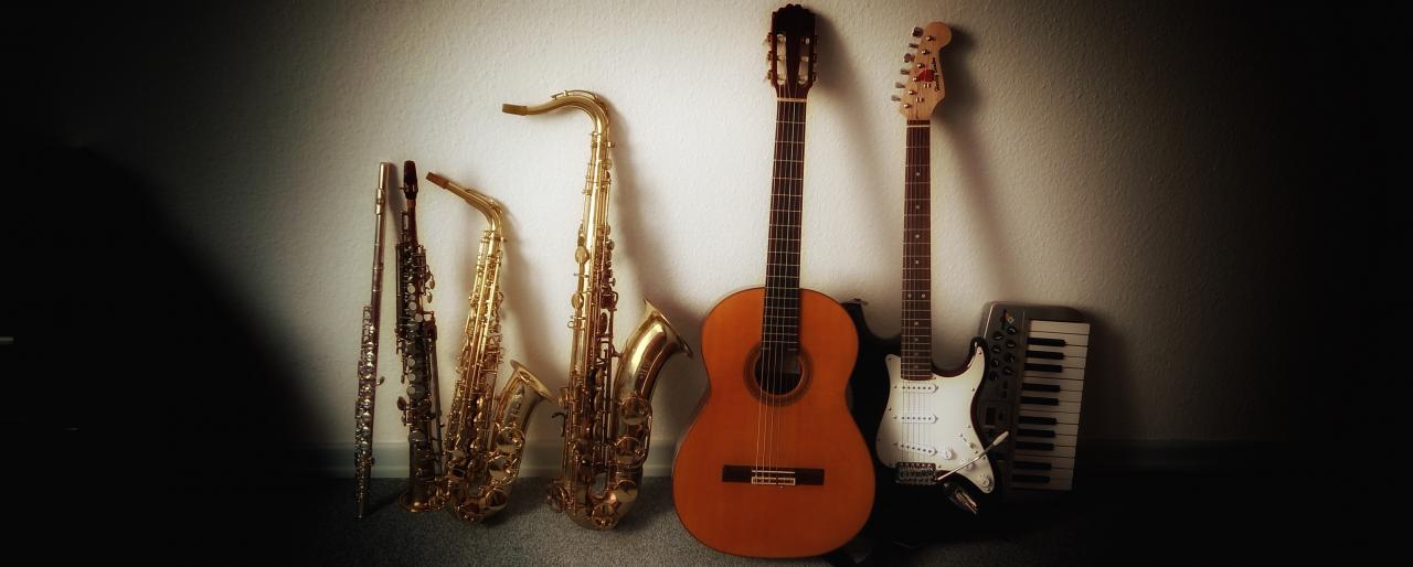 Bild von Gitarre und Saxophon