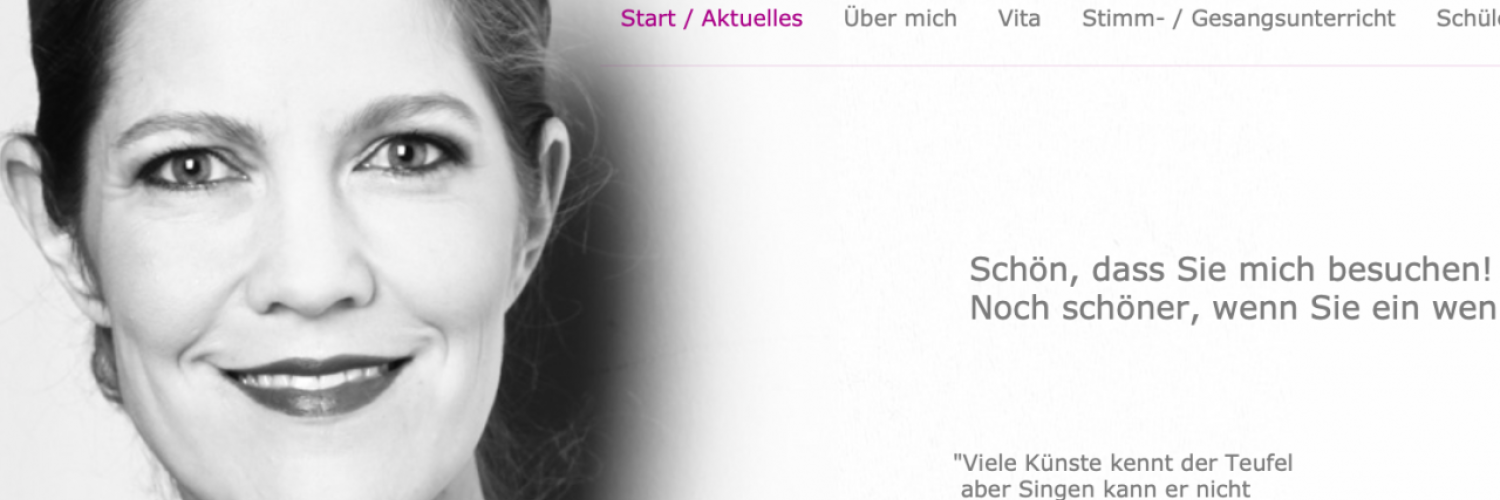 Foto von freundlicher Sängerin